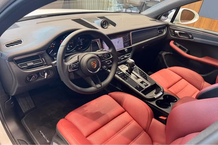 Nội thất của Porsche Macan 2022 đi theo phong cách hiện đại, trẻ trung và đậm chất thể thao, với một chiếc đồng hồ analog nằm ở chính giữa táp-lô mang tính nhận diện thương hiệu. Các phím bấm cảm ứng điều khiển hệ thống điều hòa và hệ thống thông tin giải trí nằm gọn gàng hai bên cần số, tạo cảm giác gọn gàng và dễ sử dụng hơn.