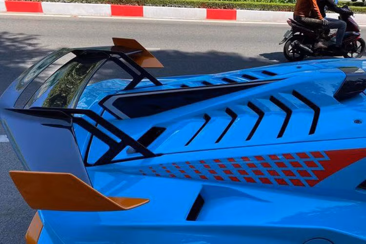 Lamborghini Huracan STO đầu tiên về Việt Nam để phục vụ đại gia Vũng Tàu sở hữu màu xanh Blu Laufey, đây là bộ áo đặc trưng của các dòng xe Huracan STO hiện tại, ngoài ra còn có các chi tiết viền vàng và trắng hay cam cũng như sợi carbon được đắp bên ngoài xe khá nhiều.
