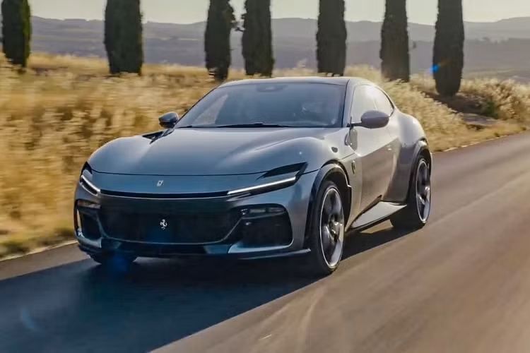 Vào ngày 13/9 vừa qua, Ferrari Purosangue 2023 mới đã chính thức ra mắt. Đây cũng là mẫu xe gầm cao đầu tiên của hãng siêu xe Ý. Trước thời điểm ra mắt và sau khi Ferrari xác nhận rằng Purosangue được trang bị động cơ V12, lượng đơn đặt hàng trước của mẫu xe này đã “bùng nổ”.