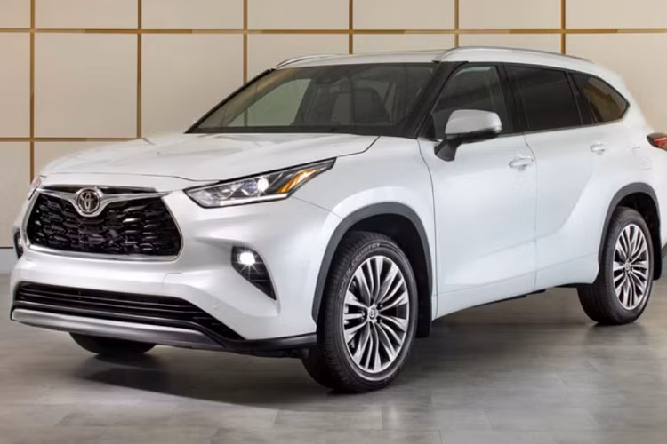 Động cơ V6 3.5L đã gắn bó rất lâu với Toyota Highlander nhưng cũng đến lúc phải chia tay, thay vào đó, Highlander đời mới sẽ dùng động cơ tăng áp 2.4L 4 xi-lanh cho ra công suất 265 mã lực (giảm 30 mã lực) và mô-men xoắn cực đại 418 Nm (tăng 62 Nm). Động cơ trên Toyota Highlander 2023 mới vẫn cho mức tiêu thụ nhiên liệu 9,8 lít / 100 km nhưng mức xả thải CO2 và NOx đã được giảm xuống.