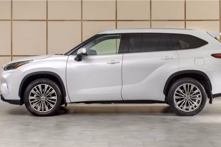 Xe sẽ đến các đại lý ở Mỹ vào cuối năm nay và giá xe Toyota Highlander 2023 và chi tiết hiẹn vẫn chưa được công bố cụ thể. Tại Việt Nam, Toyota Highlander không được phân phối chính hãng nên khách muốn mua xe chỉ có thể tìm đến các đại lý tư nhân.