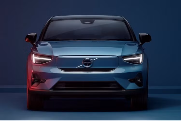 Ra mắt vào năm 2021, C40 Recharge là mẫu xe chạy hoàn toàn bằng điện thứ hai của thương hiệu Volvo. Trong những năm tới, Volvo có kế hoạch tung ra một loạt dòng xe hoàn toàn mới chạy điện, hướng đến mục tiêu chỉ bán ô tô điện thuần túy vào năm 2030. 
