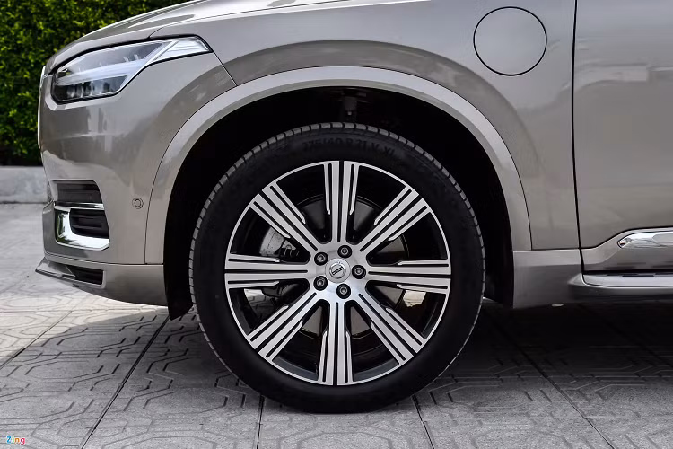 Theo kiểm tra của Chu trình lái xe châu Âu (NEDC), mẫu SUV 7 chỗ có thông số tiêu thụ đạt 2 lít/100 km và mức phát thải CO2 là 46 g/km. Nếu chỉ đặt xe một chỗ để quan sát ngoại thất thay thử ngồi vào cabin thì phải nói rằng Volvo XC90 đã khá quen thuộc đối với tôi, người đã tiếp xúc đầy đủ với 3 model được hãng xe Bắc Âu giới thiệu tại Việt Nam trong 5 năm qua.