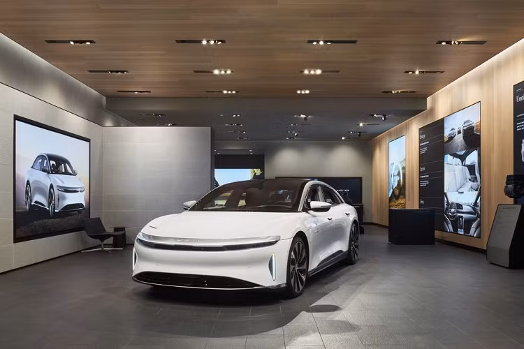 Cung cấp “sức mạnh” cho Lucid Air 2022 bản thấp nhất là một động cơ điện cho trục sau với công suất 480 mã lực, phạm vi hoạt động 653 km. Trong khi phiên bản cao nhất được trang bị 2 động cơ điện, sản sinh công suất 1.111 mã lực và phạm vi di chuyển tối đa hơn 830 km.