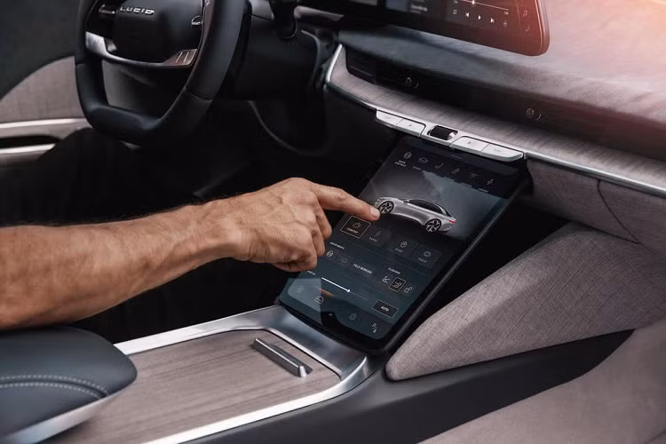 Đi kèm với sức mạnh đáng nể, Lucid Air còn được trang bị nền tảng dẫn động 4 bánh Dual-Motor All-Wheel Drive cùng viên pin 113 kWh. Đặc biệt, mẫu xe thể thao chạy điện này cũng chỉ mất khoảng 20 phút để sạc đầy viên pin trên với chế độ sạc nhanh. Xét trên yếu tố thông số kỹ thuật, Lucid Air hoàn toàn tỏ ra không kém cạnh so với đối thủ Tesla Model S hay Porsche Taycan Turbo S.