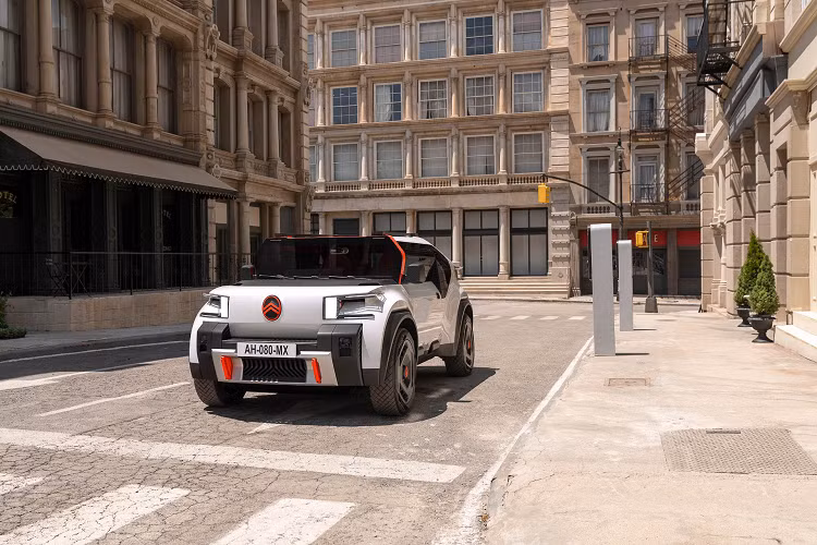 Như với tất cả các mẫu xe Citroen, Oli đang tích hợp triết lý “Tiện nghi nâng cao”, đồng thời mang lại nhiều tính thực dụng. Sàn mô-đun được làm bằng bọt polyurethane nhiệt dẻo mở rộng một mảnh (E-TPU), có thể được thay thế và mã hóa màu. Các ô cửa cũng được đơn giản hóa với các thùng đựng đồ lớn và thiết kế đơn giản.