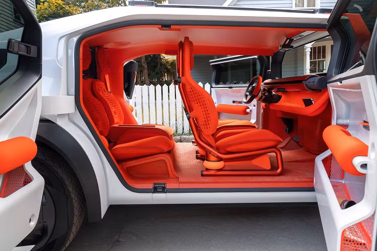 Trong hương vị Citroen điển hình, các cửa sổ bên dường như không mở, với kính cửa sau hạ thấp hơn so với đường đai ngang. Các bánh xe tương lai được làm từ thép và nhôm, được bọc trong lốp xe ý tưởng Goodyear Eagle GO được thiết kế để tăng tuổi thọ.