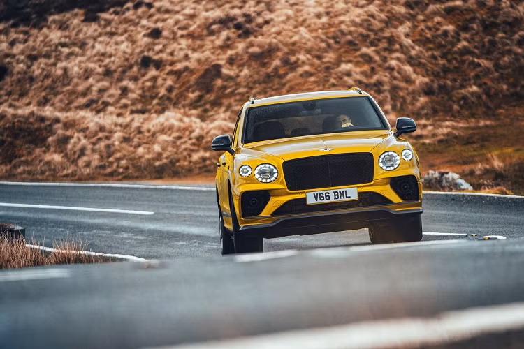 Ngoài ra, các thành phần khác không đổi. Bentayga S Hybrid và Bentayga Azure Hybrid trang bị hộp số tự động 8 cấp và hệ dẫn động 4 bánh AWD. Vận tốc tối đa chúng có thể đạt được là mức 255 km/h đã giới hạn điện tử. Bentley Bentayga S Hybrid được phát triển dựa trên nhu cầu của các khách hàng ưa chuộng phong cách thể thao.