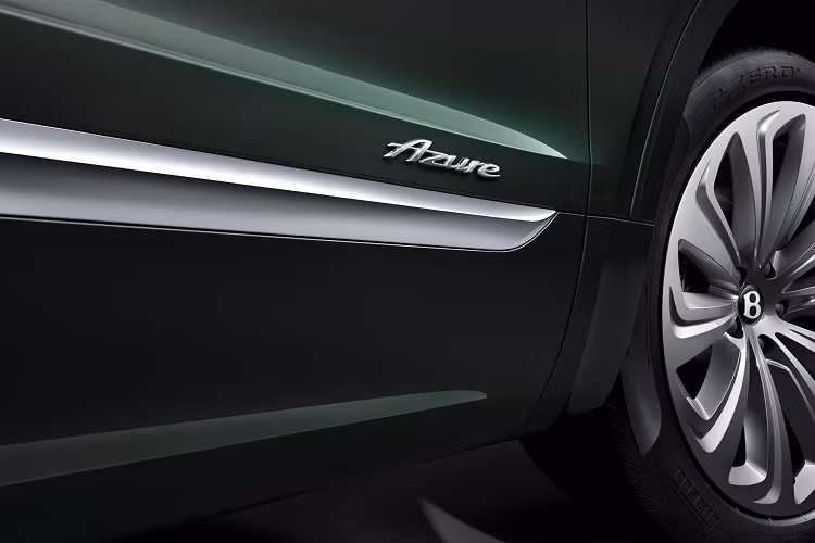 Trong khi đó, Bentayga Azure Hybrid được thiết kế dành cho những khách hàng ưu tiên sự sang trọng. Xe được trang bị hàng ghế trước chỉnh điện 22 hướng, tích hợp tính năng sưởi và thông gió.
