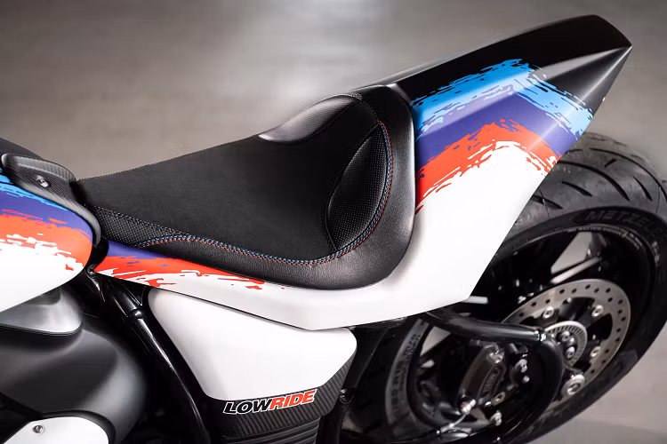 Phần đầu đèn có chi tiết ốp được trang trí logo BMW cách điệu, trong khi đuôi xe được tái thiết kế vuốt dài về sau và trang bị đèn hậu LED nhỏ gọn. Hai bộ phận này được làm từ sợi thủy tinh do hãng Elabotario cung cấp.