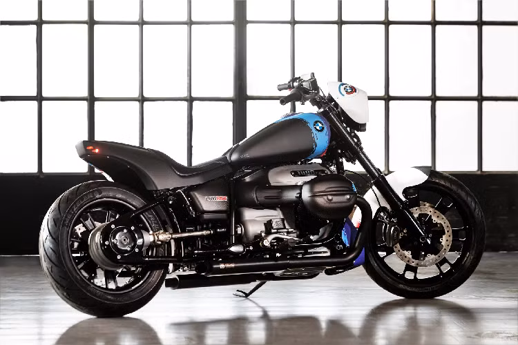 Bên cạnh đó, với ký hiệu "M" trong tên gọi, chiếc môtô BMW còn được trang trí bằng 3 màu sắc đặc trưng của bộ phận phát triển xe thể thao BMW Motorsport trên nền sơn chủ đạo là trắng và đen.