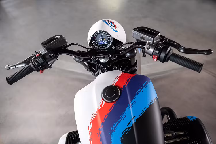 Bản độ đặc biệt thứ 2 của BMW R18 có tên Aurora với ngoại hình lấy cảm hứng từ các mẫu cruiser cỡ lớn tại Mỹ. Được thực hiện bởi Garage 221 BMW R18 Aurora mang dáng vẻ cổ điển khi có nhiều chi tiết thừa hưởng từ những mẫu môtô BMW "đàn anh", đáng kể nhất mà cách phối màu đỏ và họa tiết trang trí màu vàng của chiếc BMW RT 100 đời 1983.