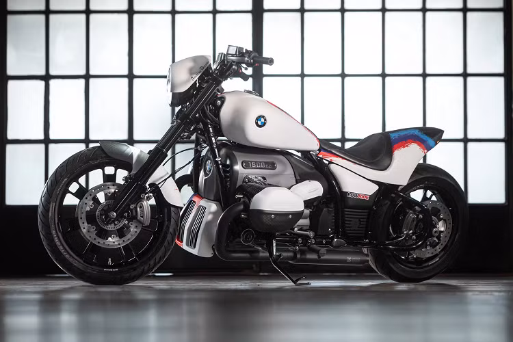 Trong khuôn khổ sự kiện Verona Motor Bike Expo diễn ra tại Italy, BMW Motorrad vừa trình làng bộ đôi BMW R18 M và R18 Aurora, 2 dự án nâng cấp đặc biệt cho mẫu môtô cổ điển R18.