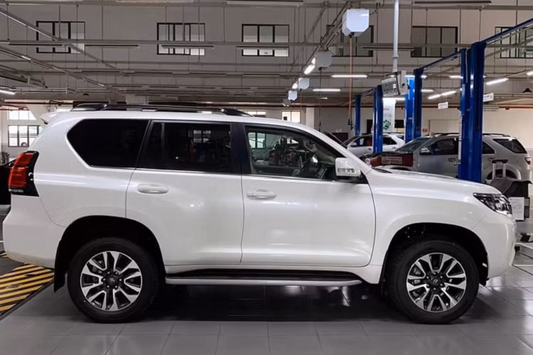 Trang bị nổi bật nhất trên Prado 2022 chính là gói an toàn và hỗ trợ lái Toyota Safety Sense bao gồm một loạt các “đồ chơi” như: Cảnh báo tiền va chạm (PCS), Cảnh báo chệch làn đường (LDA), Điều khiển hành trình chủ động (DRCC), Đèn chiếu xa tự động (AHB). Bên cạnh các trang bị khác như cảnh báo phương tiện cắt ngang phía sau, Cảnh báo áp suất lốp (TPMS). cảnh báo điểm mù (BSM), Camera 360 độ...
