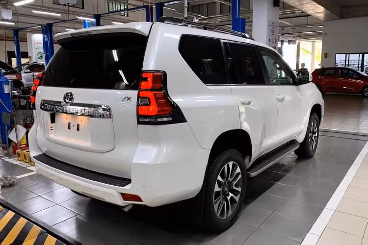 Nhìn chung, tệp khách hàng chọn mua Land Cruiser Prado thường không cân nhắc các lựa chọn khác trong tầm giá vốn có ưu thế hơn về trang bị và động cơ mạnh mẽ. Trên thực tế, khách hàng sở hữu dòng xe này thường có điều kiện kinh tế khá giả, thích sở hữu xe mang thiết kế trung tính và không quá phô trương.