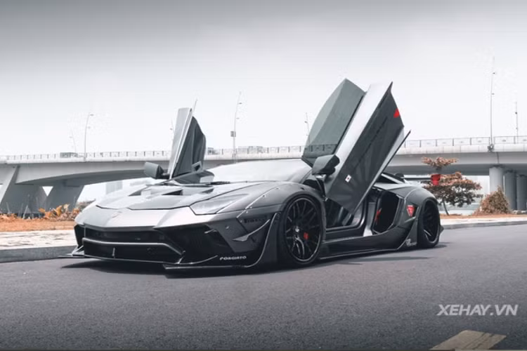 Trong số hàng chục siêu xe Lamborghini Aventador đang "định cư" tại Việt Nam, chỉ có duy nhất một chiếc Lamborghini Aventador Limited Edition 50 - bản "độ khủng" đến từ hãng độ Nhật Bản Liberty Walk.