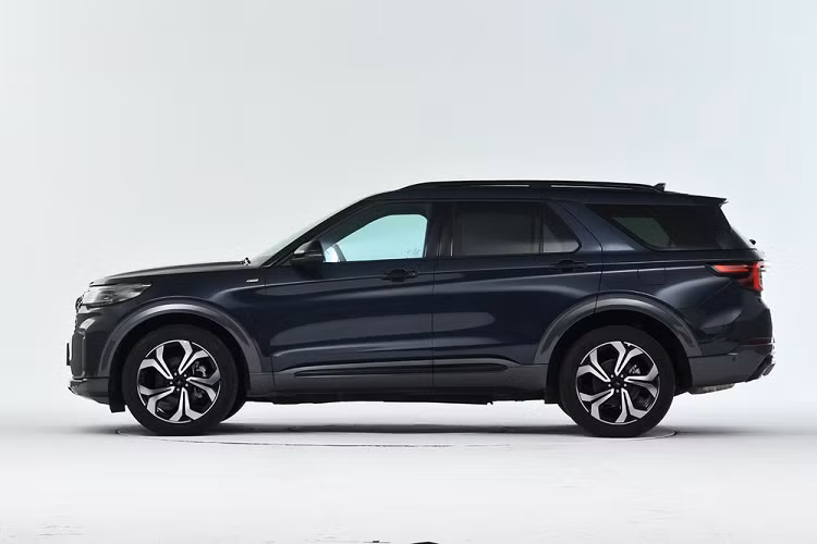 Động cơ này đồng hành với hộp số tự động 10 cấp và hệ dẫn động 4 bánh tiêu chuẩn. Nhờ đó, xe có các chế độ lái như Road (đường phố), Gravel (sỏi), Grass (cỏ), Snow (đường tuyết), Rocks (đá) và Mountain (đường núi).