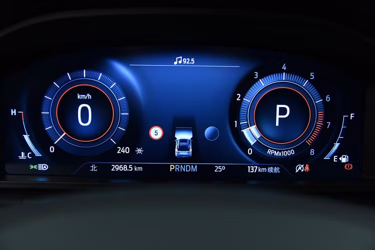 Chưa hết, Ford Explorer 2023 còn có bảng đồng hồ kỹ thuật số sau vô lăng, màn hình nhỏ để chỉnh điều hòa và màn hình hiển thị thông tin kính lái. 
