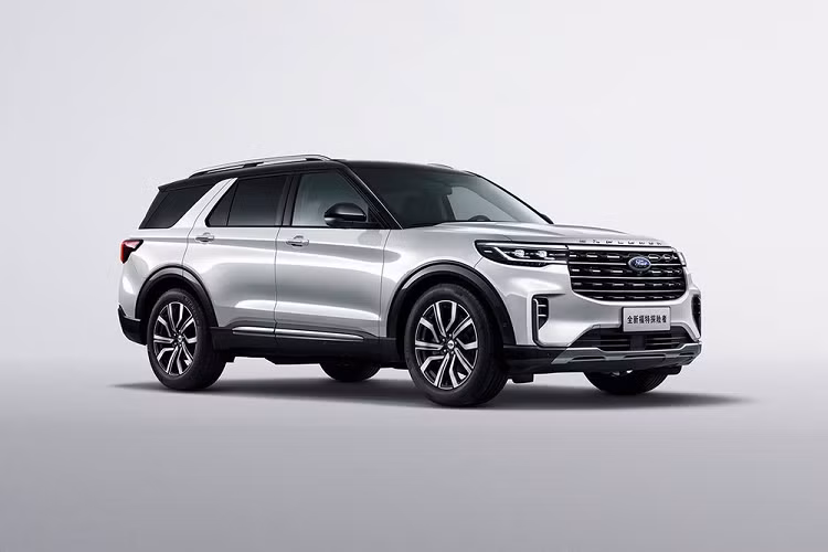 Có thể thấy rõ phong cách thiết kế mới của hãng Ford qua khu vực đầu xe với lưới tản nhiệt hình chữ "U" cỡ lớn. Ở phiên bản thường, xe sẽ được trang bị mắt lưới đa điểm mạ crôm bên trong lưới tản nhiệt. Trong khi đó, phiên bản ST-Line dùng lưới tản nhiệt với mắt lưới hình tổ ong, sơn màu đen hầm hố hơn.