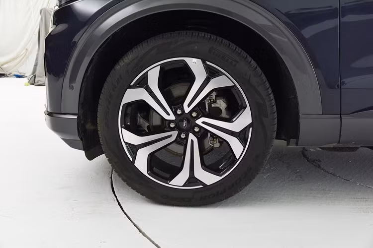 "Trái tim của Ford Explorer 2023 tại Trung Quốc tiếp tục là động cơ xăng EcoBoost 4 xi-lanh, tăng áp, dung tích 2.3L, sản sinh công suất tối đa 276 mã lực và mô-men xoắn cực đại 425 Nm.