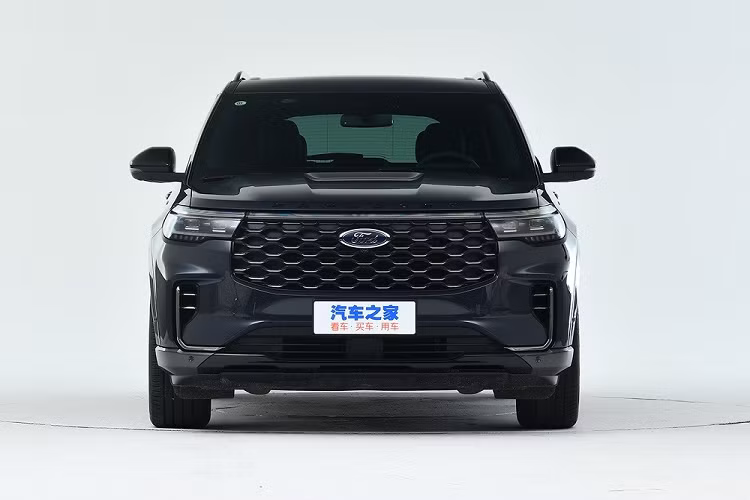 Tiếp đến là viền mạ crôm hình chữ "L" kéo dài từ hốc đèn sương mù trước xuống hốc gió trung tâm. Ở bên sườn, mẫu SUV cỡ lớn này chỉ được bổ sung các loại vành la-zăng mới. Với bản ST-Line, xe sẽ dùng vành hợp kim 21 inch với thiết kế 5 chấu kép, sơn 2 màu thể thao. Bộ vành này đi với lốp có kích thước 275/45 R21.