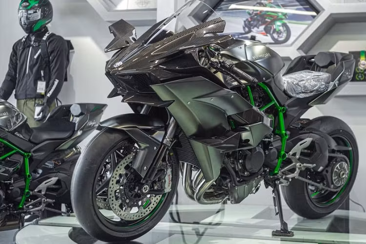Những chiếc siêu môtô mang trong dòng máu supercharged supersport như Kawasaki H2 tiền tỷ luôn khiến các tín đồ biker phải thao thức nhiều đêm trước khi buổi ra mắt chính thức được diễn ra. Cách đây 2 năm, khi thông tin hãng Kawasaki dừng sản xuất H2R đã làm cho không ít những tín đồ đam mê môtô phân khối lớn (PKL) cảm thấy hụt hẫng.