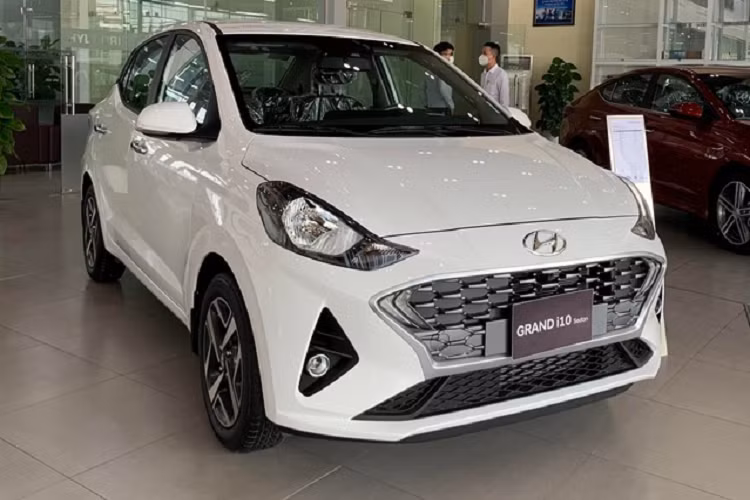Động cơ của Grand i10 AT là loại 4 xy-lanh, dung tích 1.2L cho công suất 87 mã lực và mô-men xoắn cực đại 120Nm, kết hợp cùng hộp số tự động 5 cấp.