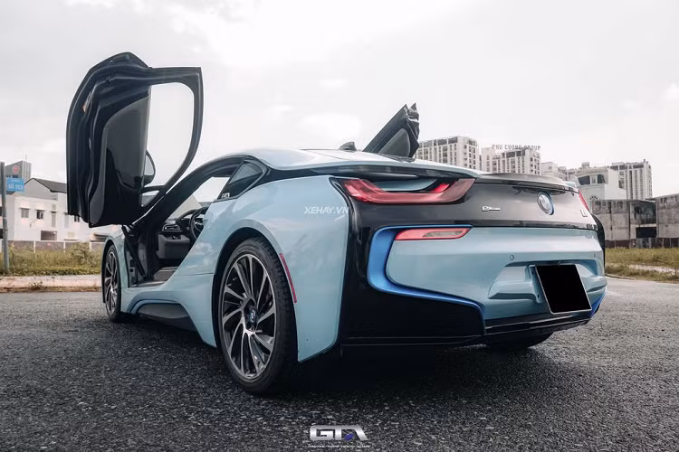 BMW i8 là mẫu xe thể thao hybrid đi theo triết lý thiết kế BMW i LifeDrive. Cấu trúc này giúp xe cắt giảm tối đa trọng lượng. Nhờ nhôm, sợi carbon, nhựa nhiệt dẻo được sử dụng trong thiết kế, phần cửa của BMW i8 nhẹ hơn 50% so với cửa lắp thông thường.