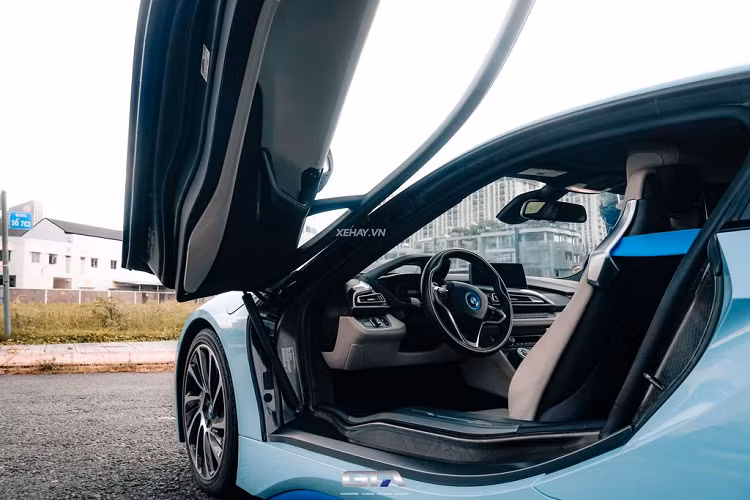 BMW i8 được trang bị động cơ 3 xy-lanh, TwinPower Turbo, 1.5L, cho công suất tối đa 231 mã lực, momen xoắn tối đa 320 Nm. Bên cạnh đó, chiếc xe này còn tích hợp một mô-tơ điện, cho công tối đa 131 mã lực,mô-men xoắn tối đa 250 Nm, giúp xe nâng tổng công suất tối đa lên 362 mã lực, mô-men xoắn 570 Nm. BMW i8 chỉ cần 4,4 giây để tăng tốc từ 0-100 km/h, vận tốc tối đa của xe là 256 km/h.