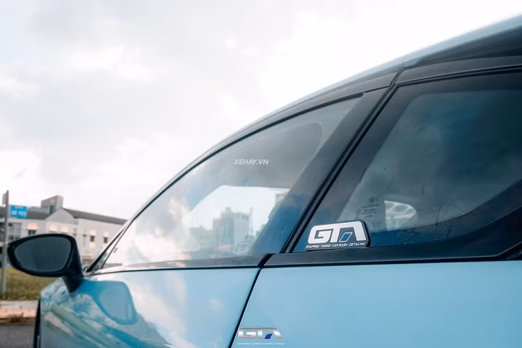 Bên trong cabin, BMW i8 cung cấp cho người dùng cấu hình ghế ngồi 2+2 với phong cách thiết kế hiện đại. Nội thất bọc da “hảo hạng” và cách bố trí các nút điều khiển hướng về người lái. Màn hình head-up nằm ở tap-lô có thể hiển thị đầy đủ thông tin giải trí cũng như quan sát xung quanh.