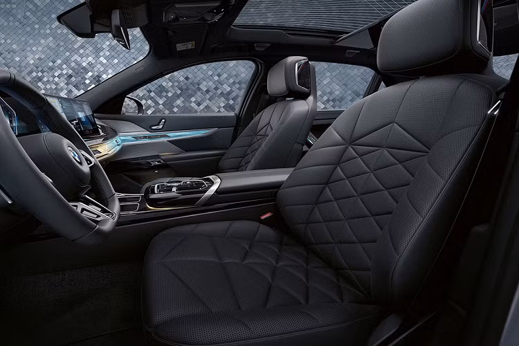 Mỗi chiếc BMW 740i Excellence hay i7 xDrive60 Excellence phiên bản First Edition tại Nhật Bản sẽ sở hữu dàn chân "cực sexy" với bộ vành 20 inch. Trong khi đó phiên bản 740i M Sport thì được trang bị bộ mâm lên tới 21 inch "bá cháy", với các họa tiết đen mờ và đánh bóng 3D.