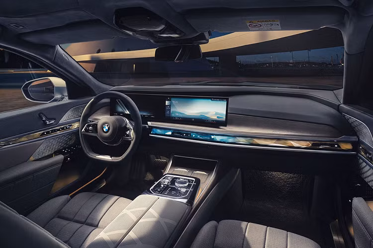 Cùng với đó, các trang bị giải trí cao cấp đi kèm theo mỗi chiếc BMW 7-Series First Edition mới sẽ bao gồm: camera trong xe, hệ thống âm thanh vòm 40 loa đến từ thương hiệu Bower &amp; Wilkins - thương hiệu âm thanh chuẩn mực đến từ Anh Quốc, thường có mặt trên những chiếc Volvo cao cấp.