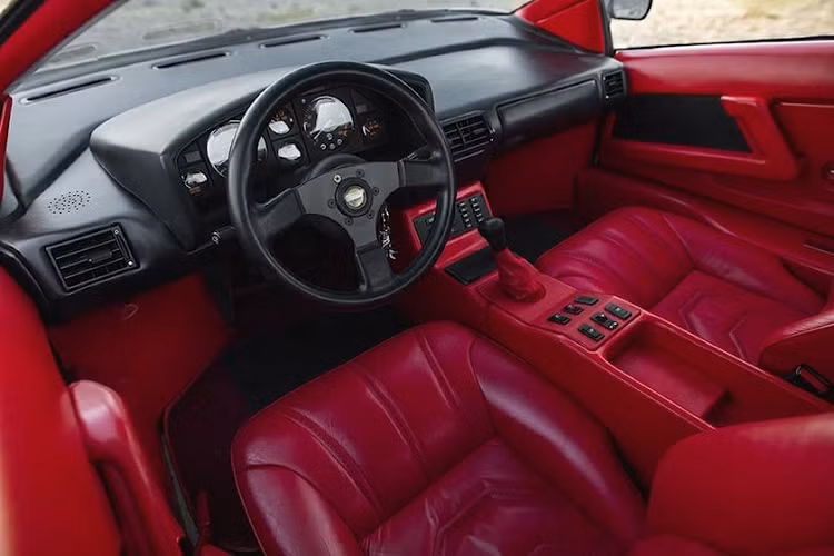 Hơn nữa, nó cũng là một siêu xe rất tốc độ khi trang bị động cơ Lamborghini V16 dung tích 6.0 lít, có thể đạt tốc độ tối đa 328 km/h, và gia tốc từ 0-100 km/h trong 4 giây. Kể từ lúc ra đời, chiếc xe chủ yếu được cất giữ yên một chỗ, nhưng sau này có được phục chế hoàn toàn và nhận được một số nâng cấp cần thiết, bao gồm cả tấm chắn nhiệt bổ sung xung quanh bình nhiên liệu.