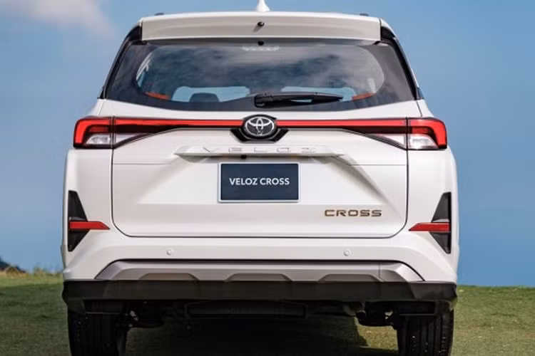 Theo kết quả kinh doanh tháng 7/2022, Toyota Veloz Cross đạt mốc 1.395 xe, xếp thứ hai trong danh sách MPV cỡ nhỏ bán chạy nhất thị trường Việt Nam. Trong khi đó, Mitsubishi Xpander dẫn đầu với doanh số 2.771 xe.