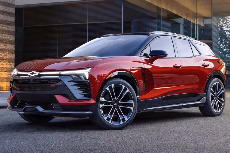 Thông tin về Chevrolet Blazer thuần điện mang tên EV đã lần đầu tiên được hé lộ vào hồi tháng 1 đầu năm nay. Sau 5 tháng, Chevrolet Blazer EV đã bất ngờ lộ diện qua những hình ảnh chính thức đầu tiên. Chiếc xe trong những hình ảnh này thuộc phiên bản thể thao SS. Qua đó, có thể thấy Blazer EV SS được trang bị dải đèn LED định vị ban ngày nằm vắt ngang đầu xe, nối liền với logo phát sáng của thương hiệu Chevrolet.