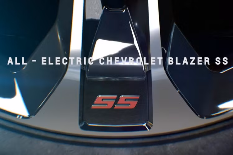 Nằm bên dưới dải đèn LED định vị ban ngày là cụm đèn pha khá nhỏ. Ngoài ra, Chevrolet Blazer EV 2023 SS mới còn có lưới tản nhiệt nhỏ bên dưới logo của nhà sản xuất. Trong khi đó, ở hai góc đầu xe xuất hiện khe gió nằm dọc. Dưới nữa là hốc gió trung tâm, đi kèm cánh lướt gió trước nổi bật.
