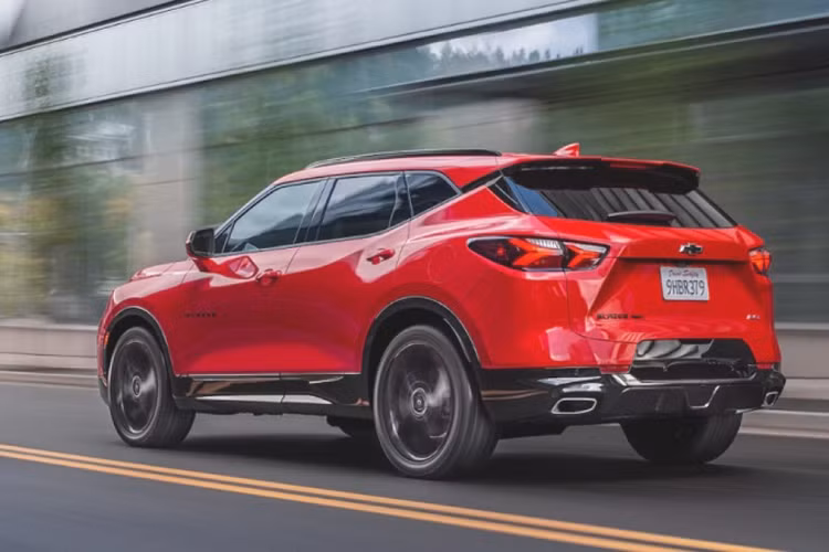 Tin đồn cho biết, mẫu SUV thuần điện này sẽ có cả phiên bản dẫn động cầu sau với 1 mô-tơ và phiên bản dẫn động 4 bánh toàn thời gian dùng 2 mô-tơ. Riêng Chevrolet Blazer EV SS sẽ được trang bị 2 mô-tơ điện hiệu suất cao với công suất tổng cộng 507 mã lực.