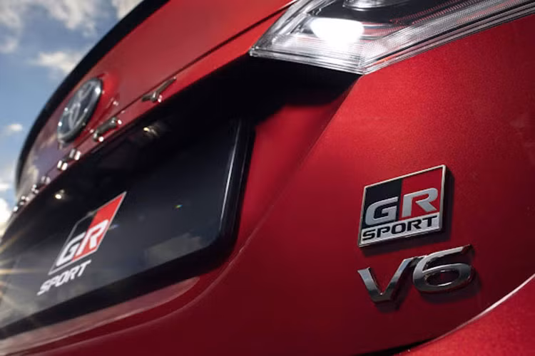 Về mặt thiết kế, chỉ cần nhìn vào hai mẫu GR Corolla/Yaris là ta có thể mường tượng ra được ngoại hình của Toyota GR Camry 2023 mới.
