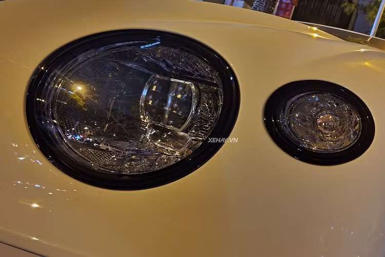 Nhìn ngang hông xe, Continental GT thế hệ thứ 3 được thiết kế những đường gân dập nổi kéo dài từ đầu đến đuôi xe mang tới cái nhìn thể thao, năng động hơn. Thêm vào đó là thiết kế mái dốc đặc trưng của dòng GT (Grand Tourer). Chiếc Bentley Continental GT V8 này sở hữu bộ mâm 5 chấu đơn hình mũi tên với logo chữ “B” ở chính giữa.