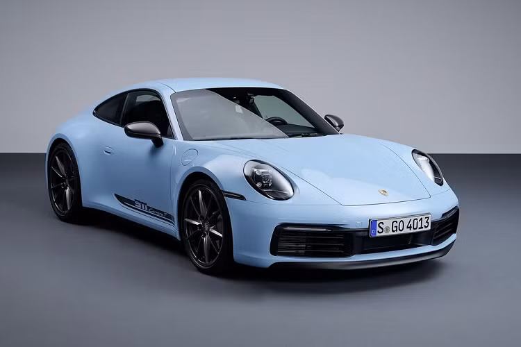 Dù sở hữu khối động cơ không quá mạnh mẽ tuy nhiên 911 Carrera T lại nhận được hệ thống treo thể thao Porsche Active Suspension (PASM), chiều cao xe thấp hơn 10 mm so với Carrera tiêu chuẩn. Phiên bản T cũng có một số trang bị từ Carrera S như bộ vi sai chống trượt, hệ thống đo mô-men xoắn, gói Chrono thể thao và hệ thống lái cầu sau.