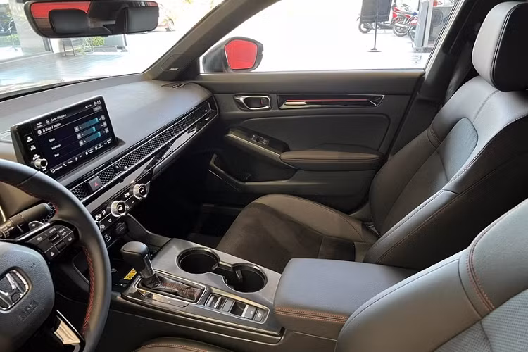 "Chân ga đã được tinh chỉnh lại để nhạy hơn, xe vọt từ 0-60 km/h chỉ trong thời gian ngắn và hộp số CVT đã ít độ gằn hơn.