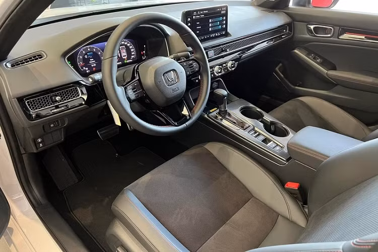 Nội thất thì khỏi phải bàn, không chỉ được cập nhật về thiết kế, khoang cabin của Honda Civic RS 2022 còn được bổ sung nhiều tính năng hiện đại, như Apple Carplay kết nối không dây giống trên Accord hay hệ thống âm thanh Bose cao cấp.