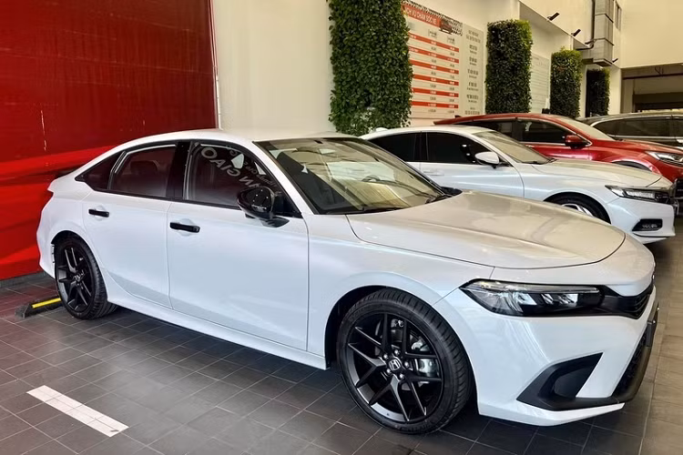 Theo đó, ban đầu anh cảm thấy ưng thiết kế của Civic RS thế hệ cũ hơn, nhưng tới khi nhìn tận mắt thì Civic RS 2022 lại nổi trội hơn nhờ những đường nét nuột nà, chỉn chu và chất lượng hoàn thiện hơn hẳn thế hệ cũ.