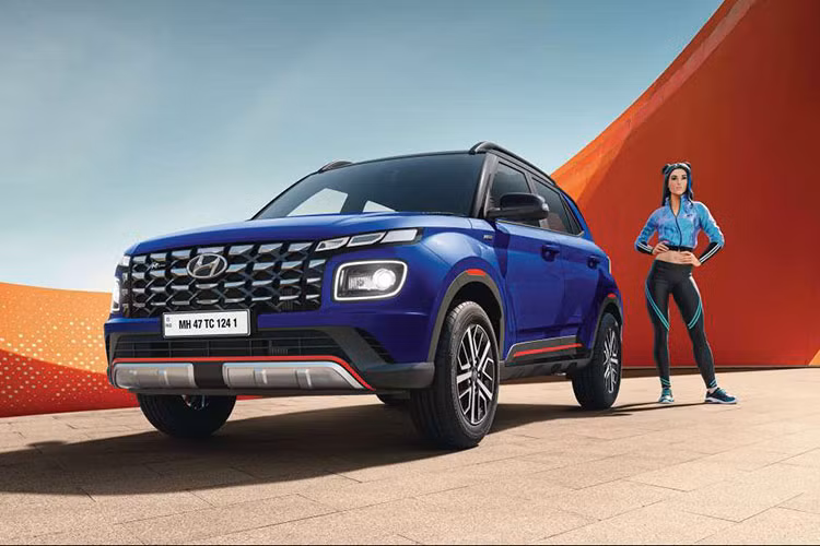 Trong khi đó, ở phía sau, mẫu SUV hạng A này chỉ được làm mới cản sau với tấm ốp gầm màu bạc chia đôi tương tự ở đầu xe và 2 ống xả hình tròn. Cuối cùng là những chi tiết màu đỏ làm điểm nhấn cho ngoại hình của Hyundai Venue N Line 2022.