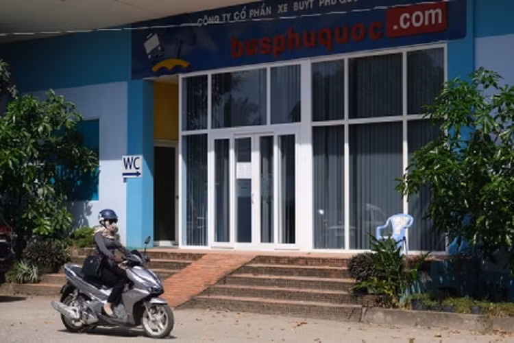 Trước đó, tháng 5/2020, Chủ tịch UBND tỉnh Kiên Giang đã ký quyết định xử phạt 280 triệu đồng đối với Công ty cổ phần xe buýt Phú Quốc vì đã xây dựng trái phép nhà điều hành bến xe buýt, nhà bảo dưỡng xe, căn tin, nhà bảo vệ... trên khu đất của Nhà nước. Đồng thời ngành chức năng buộc đơn vị vi phạm tháo dỡ các công trình này, khôi phục lại hiện trạng ban đầu. Tuy nhiên đến nay, việc này vẫn chưa được thực hiện. 