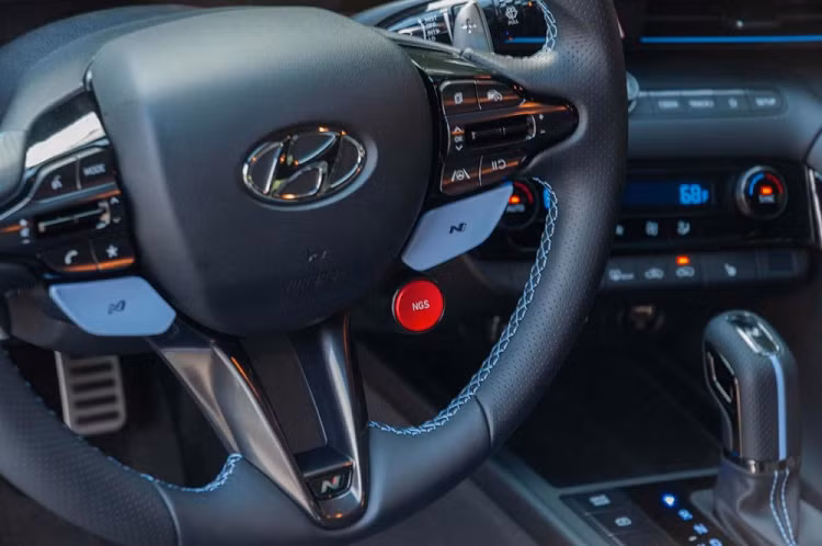 Nut mau do NGS tren Hyundai Elantra N 2023 tai Viet Nam de lam gi?-Hinh-2
