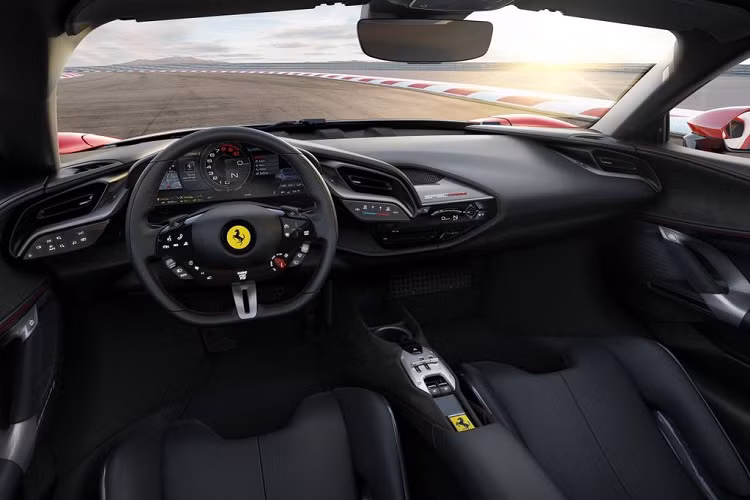 Đặc biệt, với việc sở hữu gam màu xanh dương ở phần ngoại thất, siêu phẩm Ferrari SF90 Spider của doanh nhân 8x này cũng sẽ trở thành chiếc SF90 Spider duy nhất tại Việt Nam có tuỳ chọn màu sơn này. Được biết, siêu phẩm Ferrari SF90 Spider của Cường Đô la sở hữu khá nhiều tuỳ chọn do chính anh yêu cầu. Chính vì vậy, mãi đến nay anh mới được bàn giao xe.