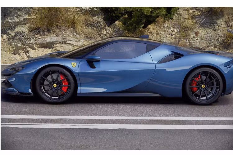 Đối với không gian cabin, Ferrari SF90 tiếp tục mang tới sự đơn giản nhưng đậm nét quyến rũ nhờ thiết kế đầy tinh tế. Mọi chi tiết thừa, các núm bấm vậy lý thô cứng dường như đã bị loại bỏ khỏi siêu phẩm này để nhường chỗ cho các hệ thống giải trí, thông tin hiện đại. Mức giá xe Ferrari SF90 Spider chính hãng tại Việt Nam dự tính không dưới 30 tỷ đồng.