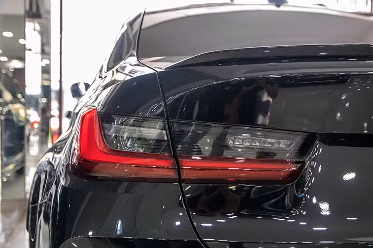 Bên hông xe BMW M3 thế hệ mới có nẹp sườn, la-zăng thiết kế riêng cho dòng xe hiệu suất cao, sự hầm hố và ấn tượng của BMW M3 G80 độc nhất Việt Nam phải kể đến đuôi xe, với ống xả kép tương xứng, cản va sau thể thao, cánh gió đuôi nhô cao cùng đèn hậu LED đẹp mắt.