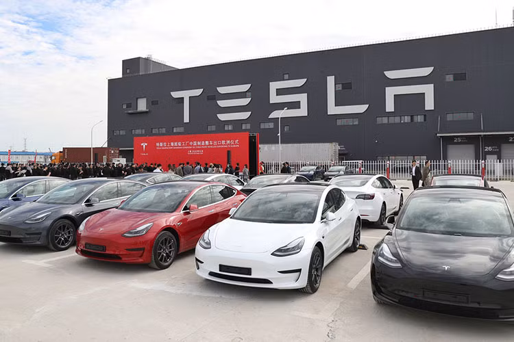 Moi chiec xe oto dien ban ra, Tesla thu loi gap 8 lan Toyota-Hinh-2